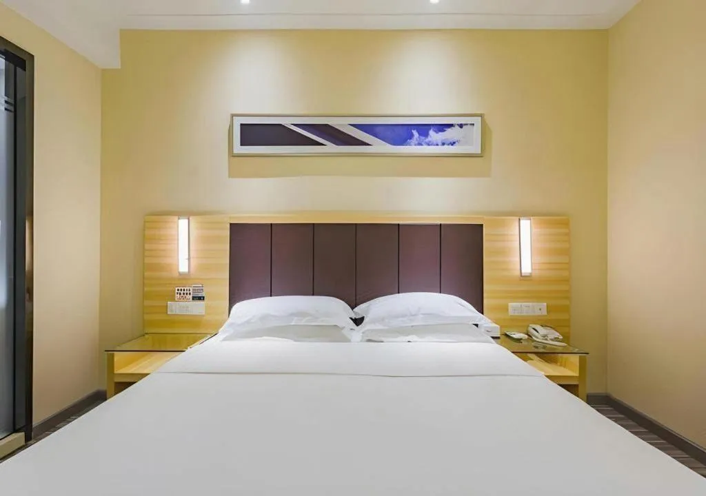 Bed in City Comfort Inn Guangzhou Shangxiajiu Hualin Temple Chenjiaci Metro Station