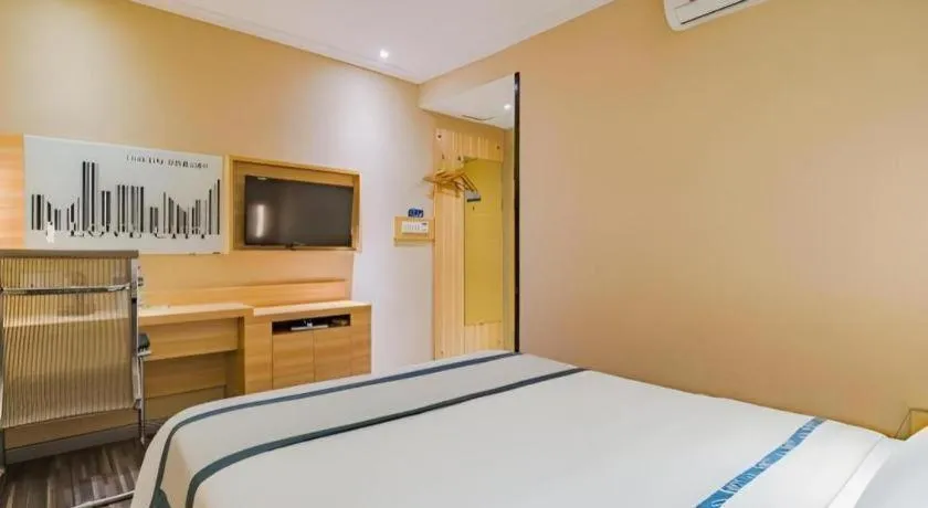 Bed in City Comfort Inn Guangzhou Shangxiajiu Hualin Temple Chenjiaci Metro Station