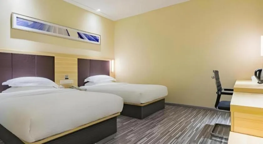 Bed in City Comfort Inn Guangzhou Shangxiajiu Hualin Temple Chenjiaci Metro Station