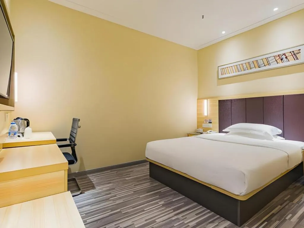 Bed in City Comfort Inn Guangzhou Shangxiajiu Hualin Temple Chenjiaci Metro Station