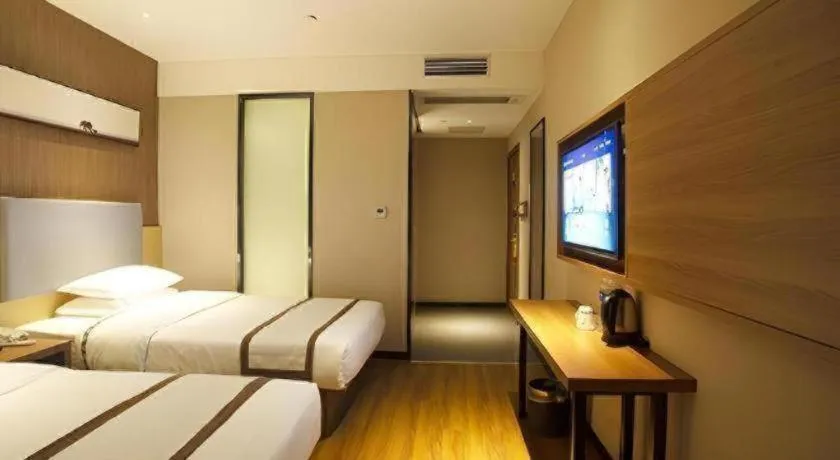 Bed in Jtour Inn Huanggang Wuxue City Square