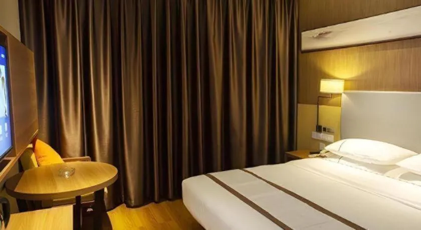 Bed in Jtour Inn Huanggang Wuxue City Square