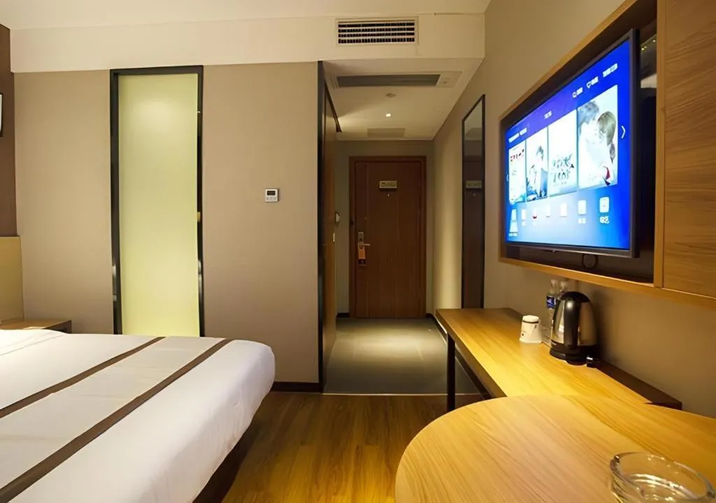 Bed in Jtour Inn Huanggang Wuxue City Square