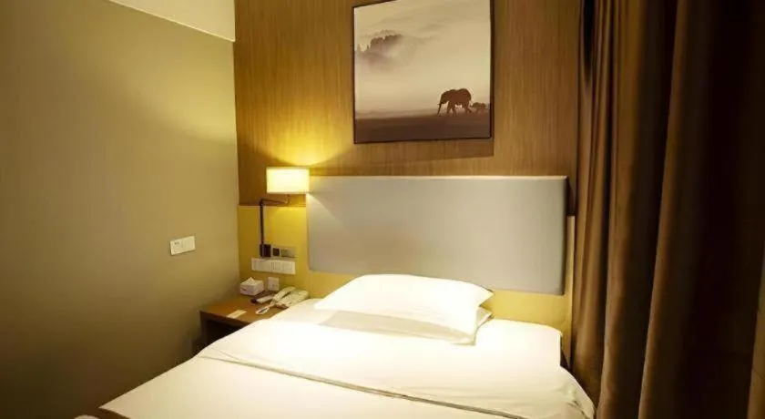 Bed in Jtour Inn Huanggang Wuxue City Square