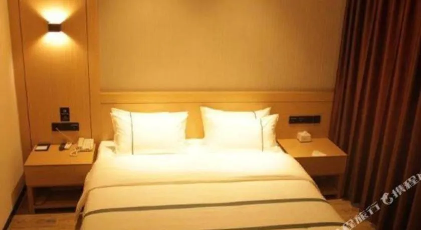 Bed in Jtour Inn Huanggang Wuxue City Square