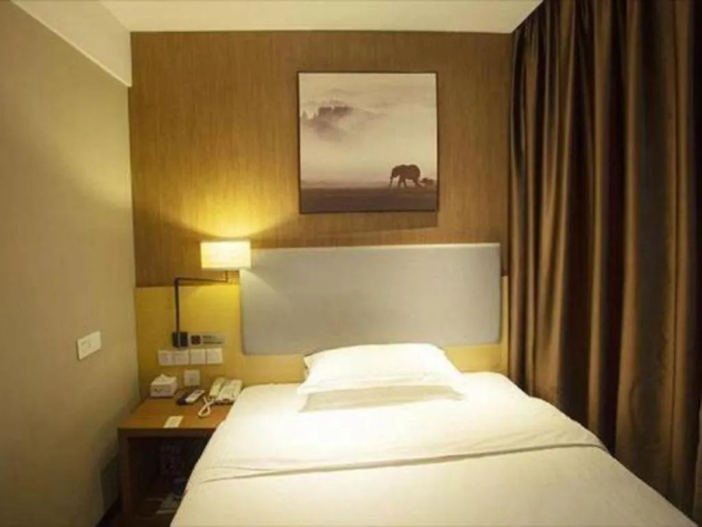 Bed in Jtour Inn Huanggang Wuxue City Square