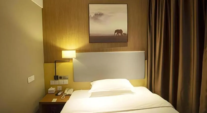 Bed in Jtour Inn Huanggang Wuxue City Square