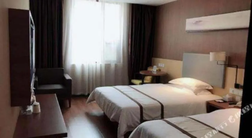 Bed in Jtour Inn Huanggang Wuxue City Square