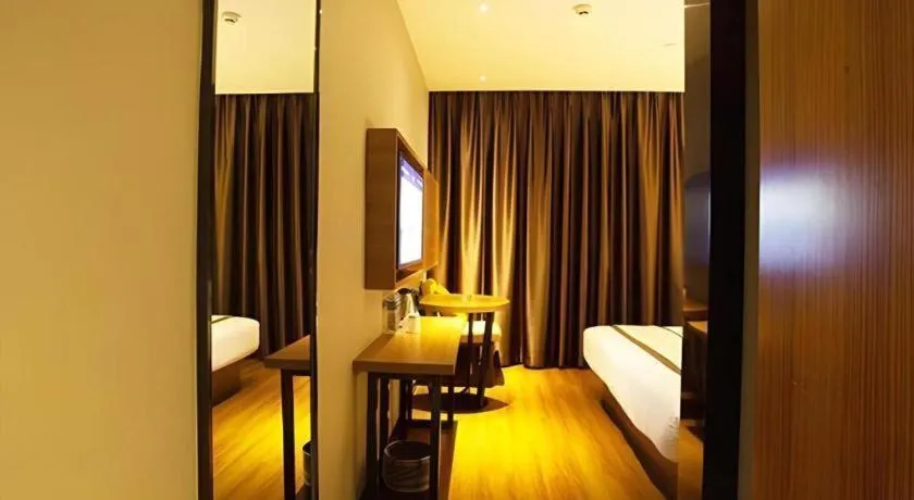 Bed in Jtour Inn Huanggang Wuxue City Square