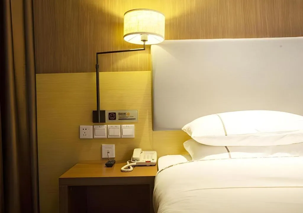 Bed in Jtour Inn Huanggang Wuxue City Square