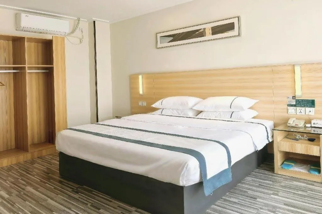 Bed in City Comfort Inn Wuhan Sports Center Sanjiaohu Metro Station