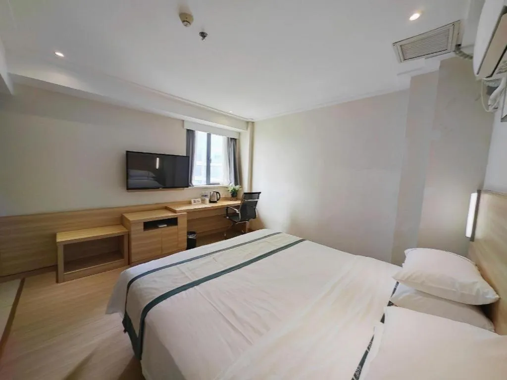 Bed in City Comfort Inn Wuhan Sports Center Sanjiaohu Metro Station