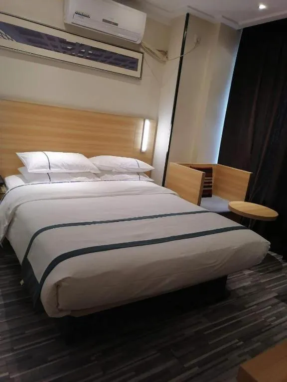 Bed in City Comfort Inn Wuhan Sports Center Sanjiaohu Metro Station