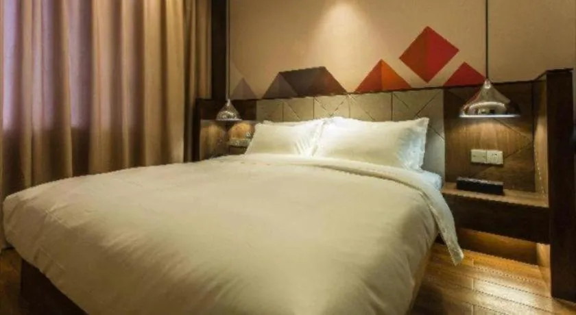 Bed in Borrman Hotel Qianjiang High-speed Railway Station Lobster City