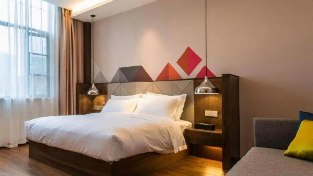 Bed in Borrman Hotel Qianjiang High-speed Railway Station Lobster City