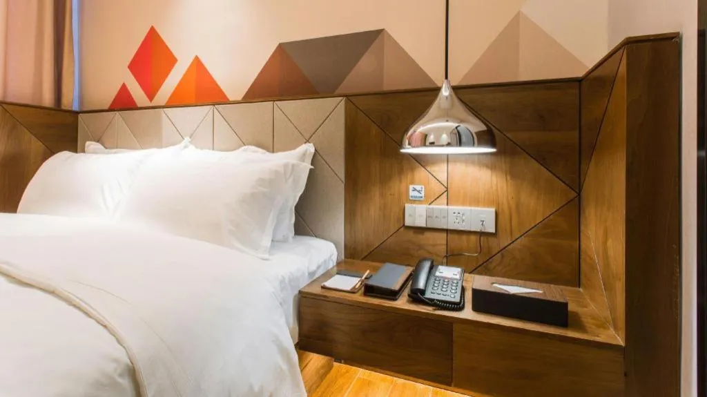 Bed in Borrman Hotel Qianjiang High-speed Railway Station Lobster City