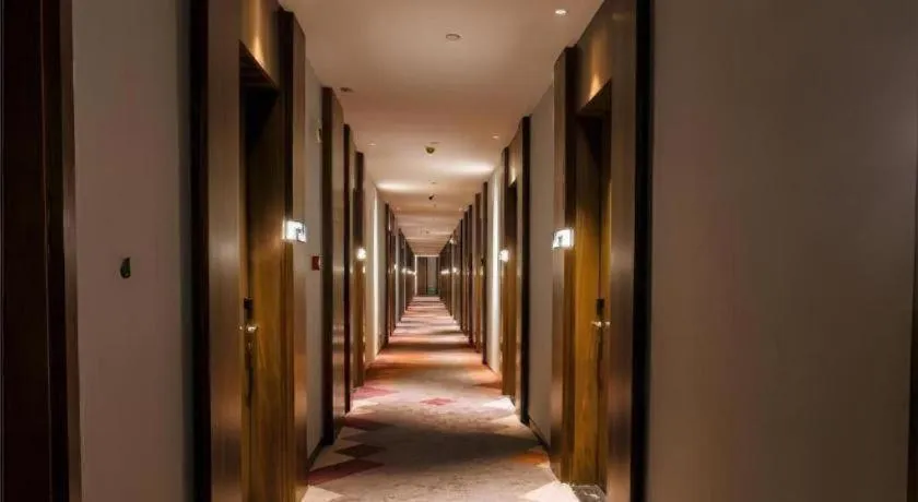 Borrman Hotel Qianjiang High-speed Railway Station Lobster City