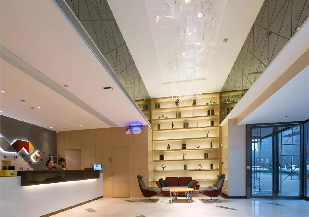 Borrman Hotel Qianjiang High-speed Railway Station Lobster City