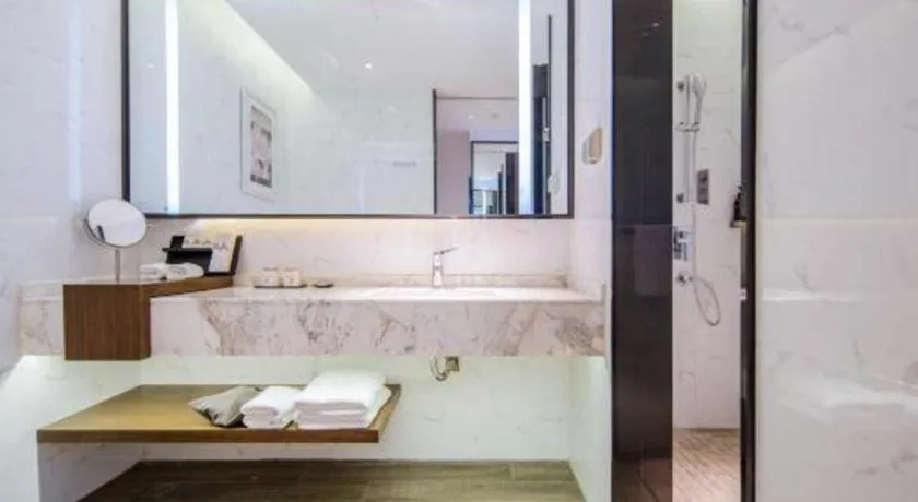 Borrman Hotel Qianjiang High-speed Railway Station Lobster City