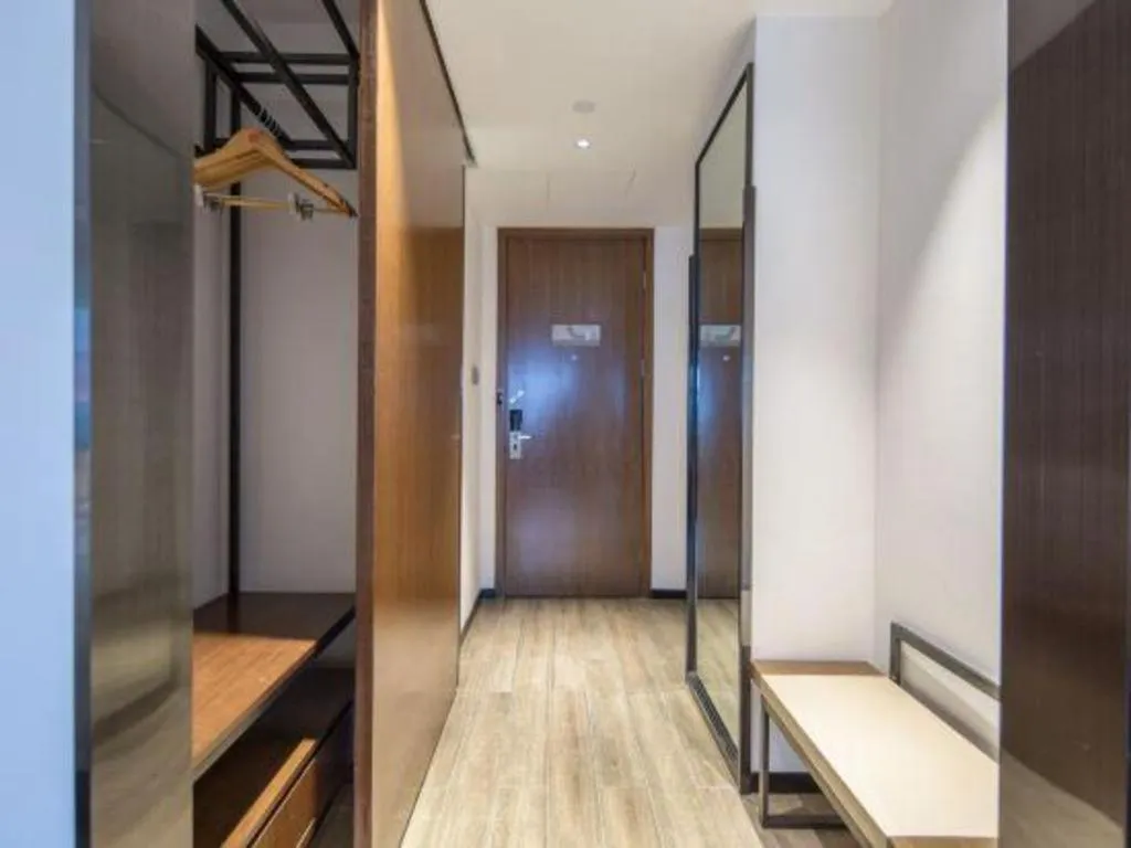 Borrman Hotel Qianjiang High-speed Railway Station Lobster City