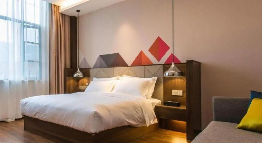 Bed in Borrman Hotel Qianjiang High-speed Railway Station Lobster City