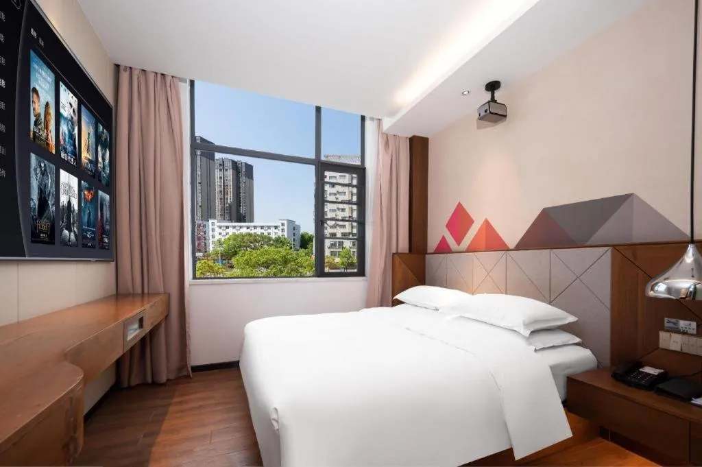 Bed in Borrman Hotel Qianjiang High-speed Railway Station Lobster City