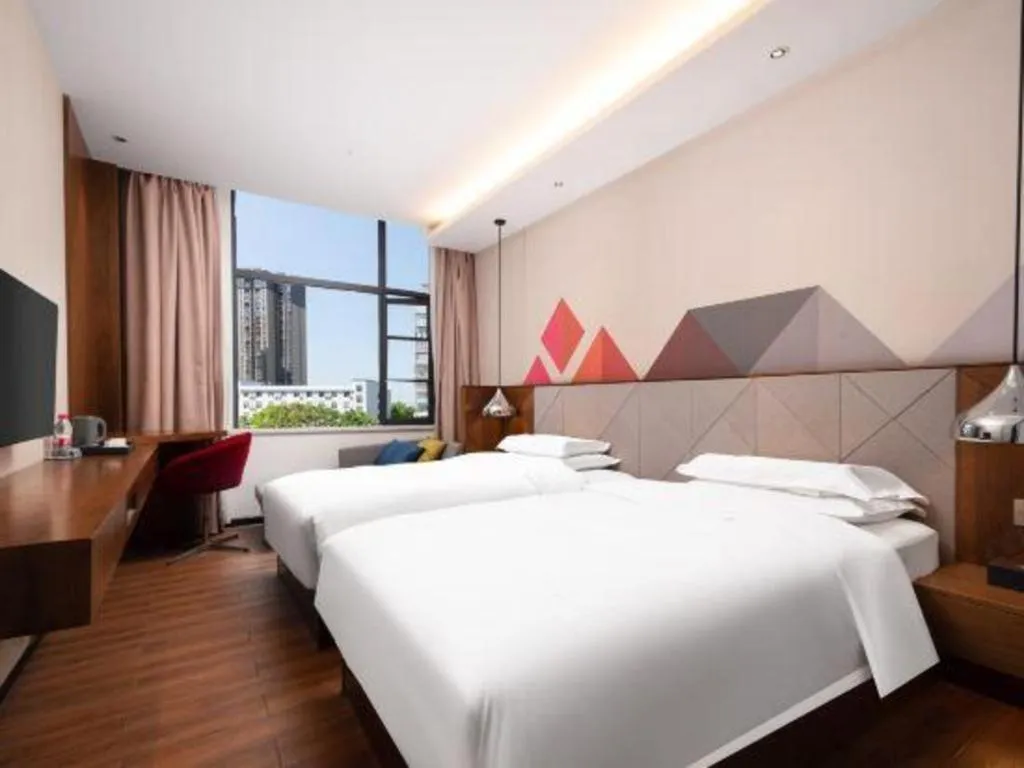 Bed in Borrman Hotel Qianjiang High-speed Railway Station Lobster City