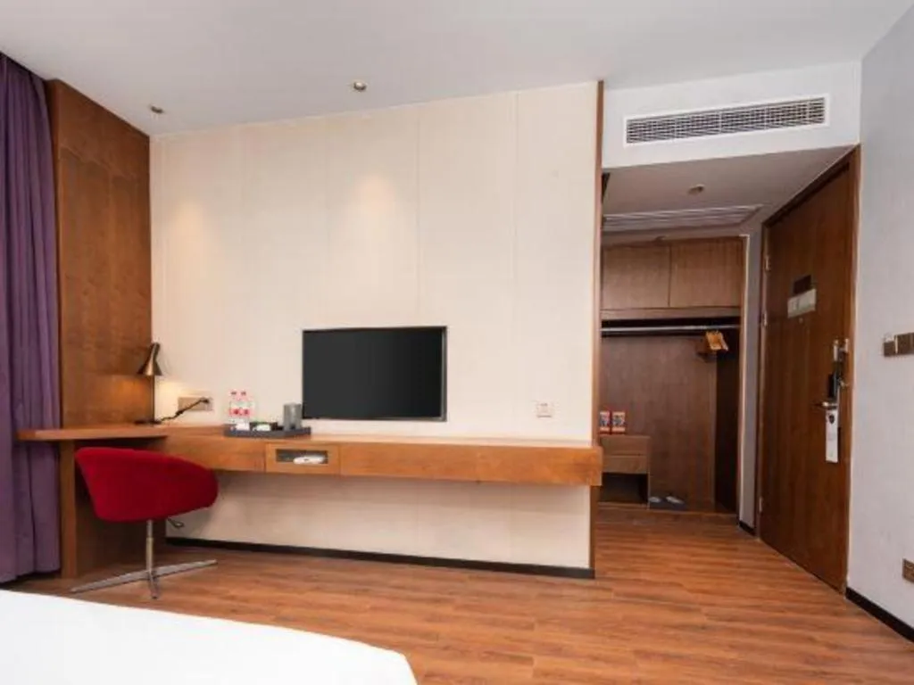 Bed in Borrman Hotel Qianjiang High-speed Railway Station Lobster City