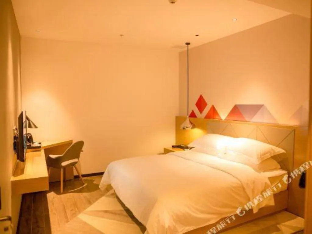 Bed in Borrman Hotel Qianjiang High-speed Railway Station Lobster City