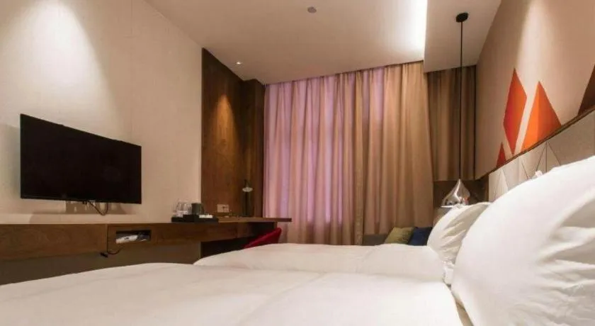 Bed in Borrman Hotel Qianjiang High-speed Railway Station Lobster City