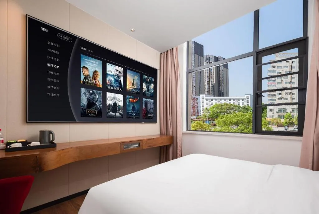 Bed in Borrman Hotel Qianjiang High-speed Railway Station Lobster City