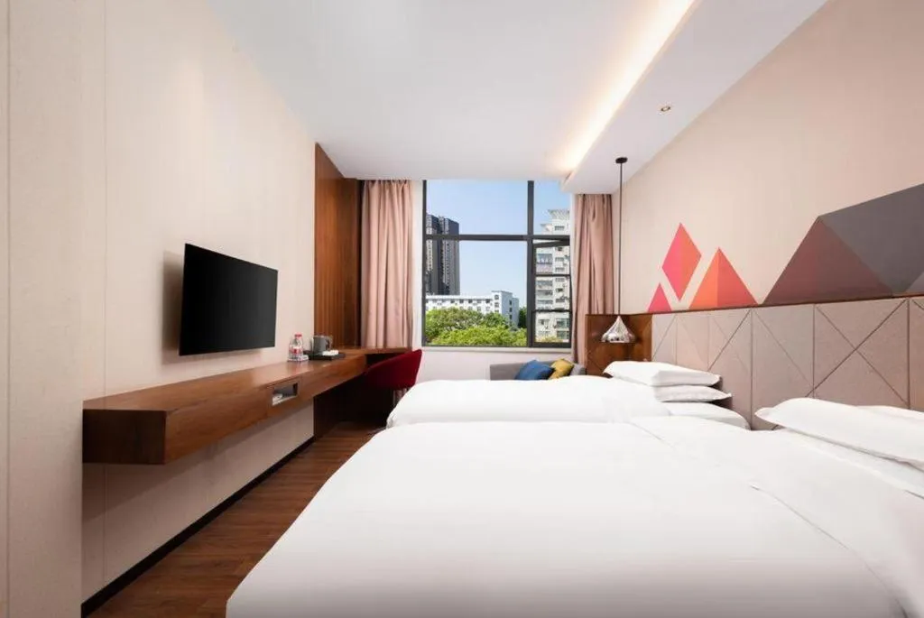 Bed in Borrman Hotel Qianjiang High-speed Railway Station Lobster City