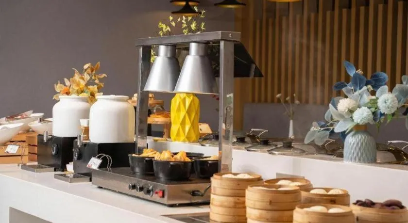 Borrman Hotel Qianjiang High-speed Railway Station Lobster City