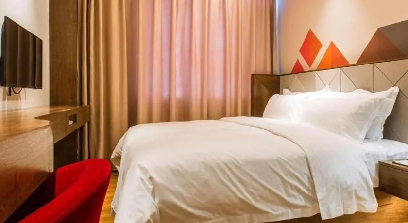 Bed in Borrman Hotel Qianjiang High-speed Railway Station Lobster City