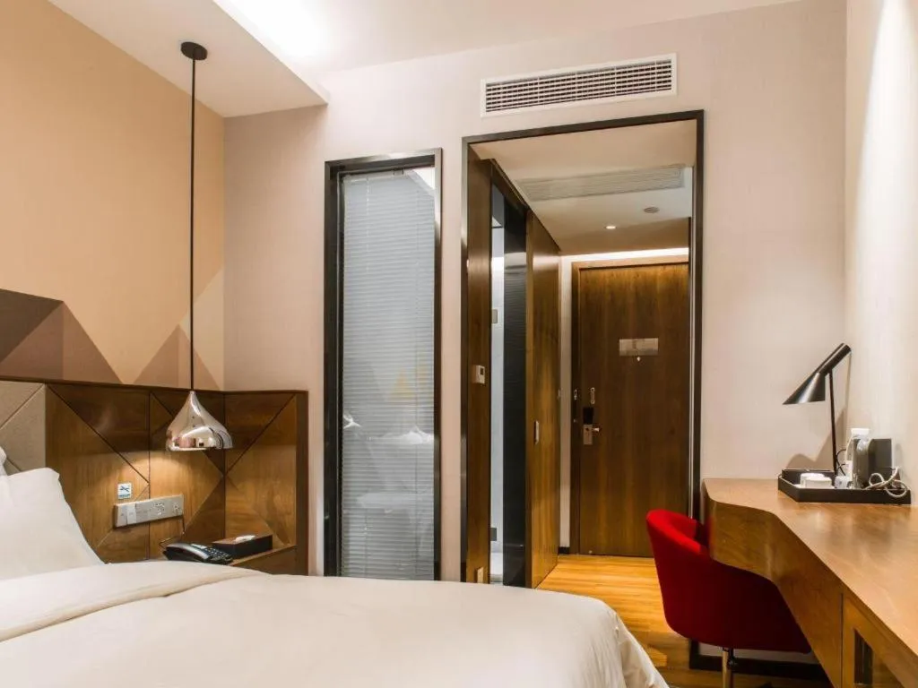 Bed in Borrman Hotel Qianjiang High-speed Railway Station Lobster City