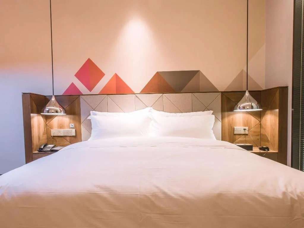 Bed in Borrman Hotel Qianjiang High-speed Railway Station Lobster City
