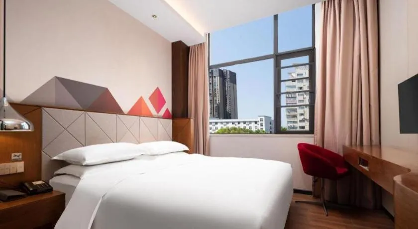 Bed in Borrman Hotel Qianjiang High-speed Railway Station Lobster City