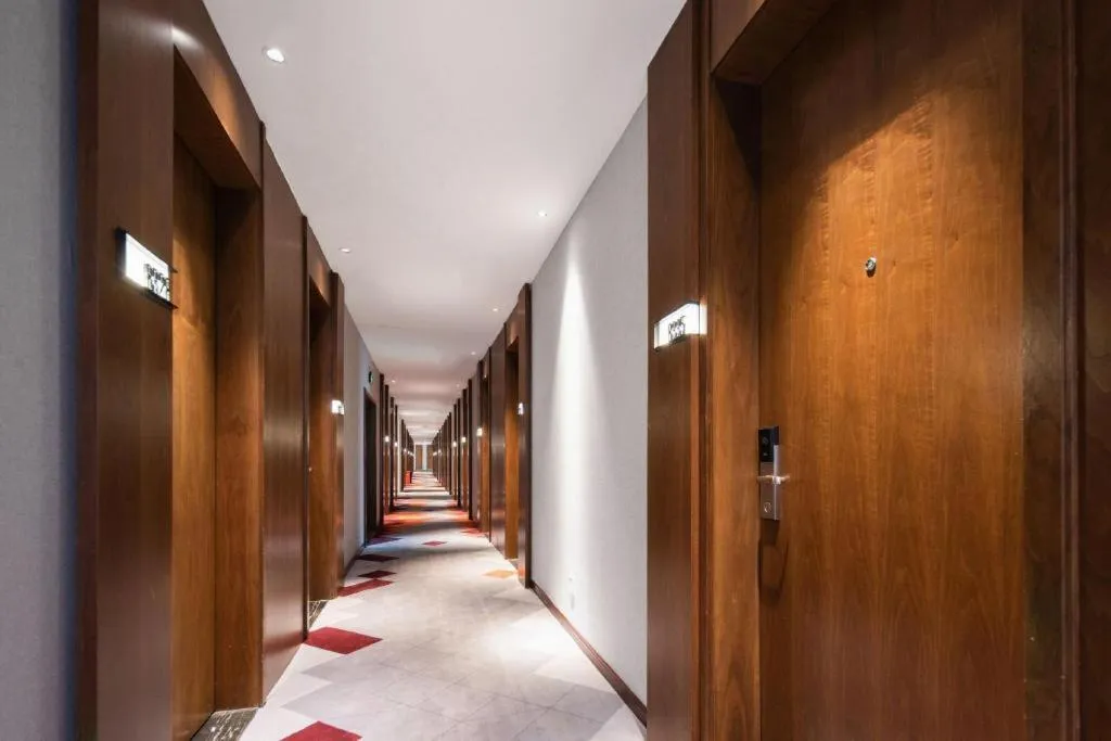 Borrman Hotel Qianjiang High-speed Railway Station Lobster City