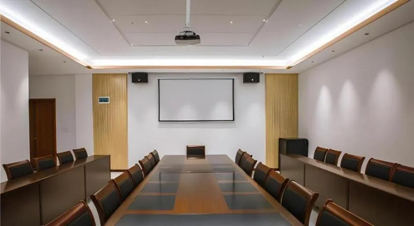 Borrman Hotel Qianjiang High-speed Railway Station Lobster City