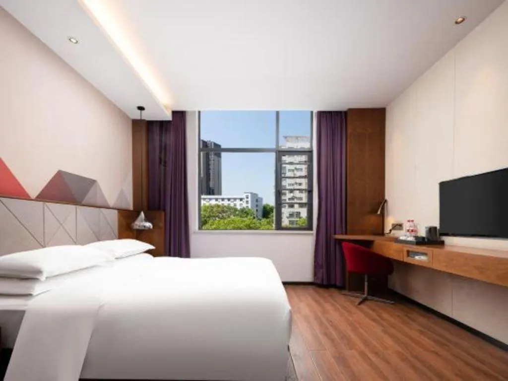 Bed in Borrman Hotel Qianjiang High-speed Railway Station Lobster City