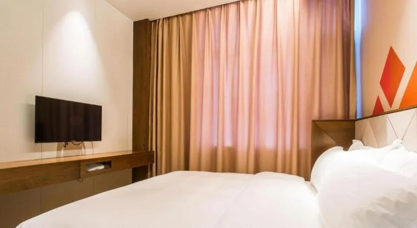 Bed in Borrman Hotel Qianjiang High-speed Railway Station Lobster City