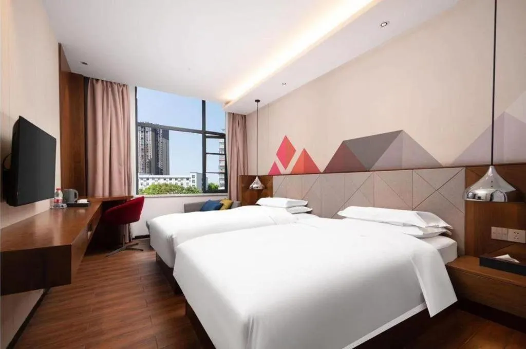 Bed in Borrman Hotel Qianjiang High-speed Railway Station Lobster City