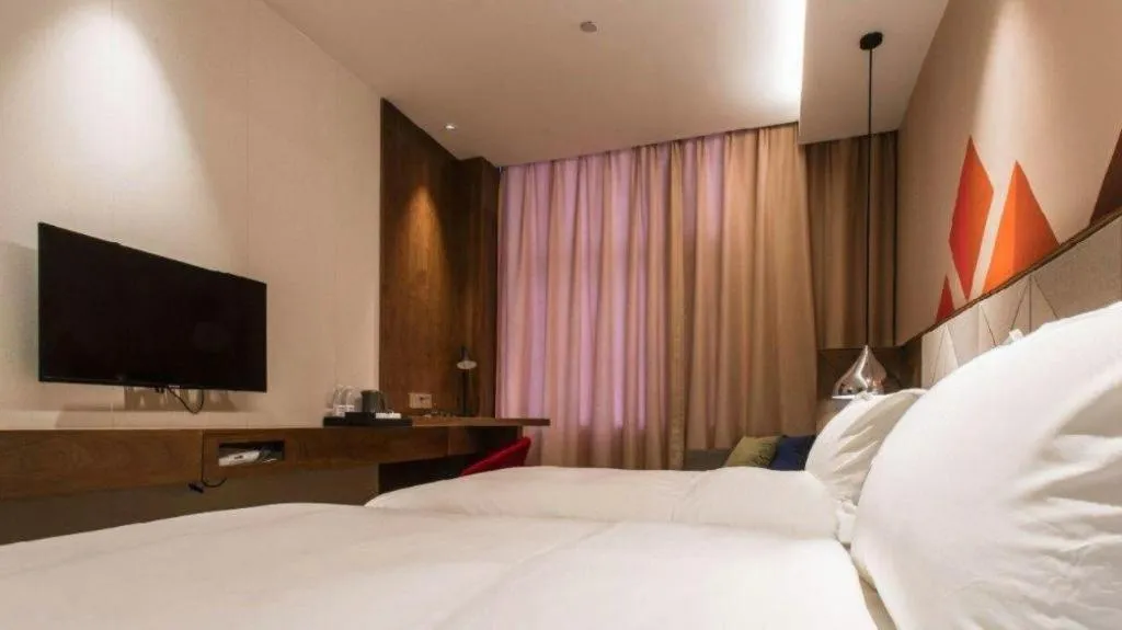 Bed in Borrman Hotel Qianjiang High-speed Railway Station Lobster City