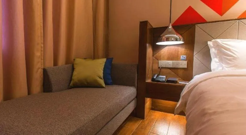 Bed in Borrman Hotel Qianjiang High-speed Railway Station Lobster City