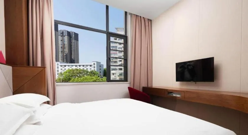 Bed in Borrman Hotel Qianjiang High-speed Railway Station Lobster City