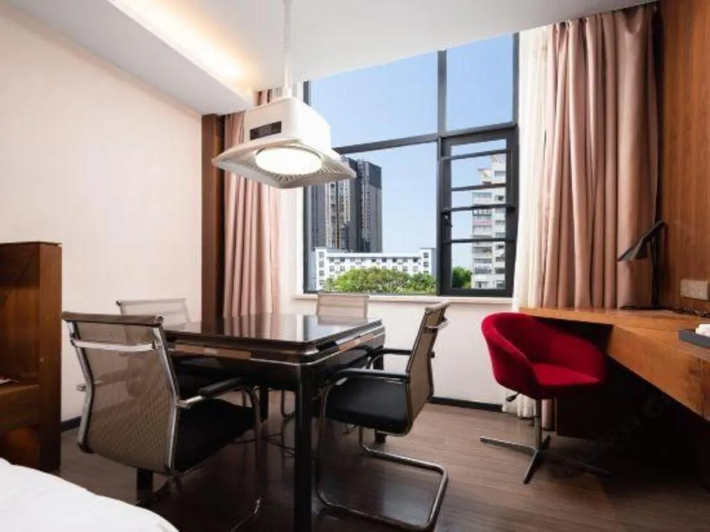 Borrman Hotel Qianjiang High-speed Railway Station Lobster City