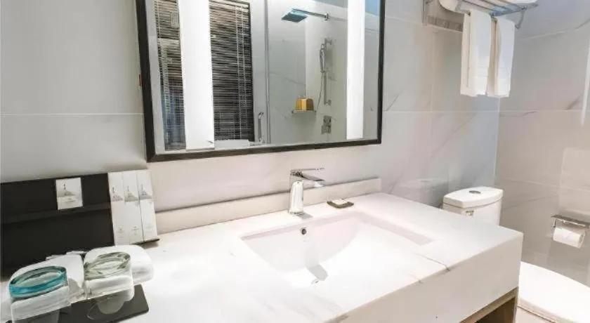 Borrman Hotel Qianjiang High-speed Railway Station Lobster City