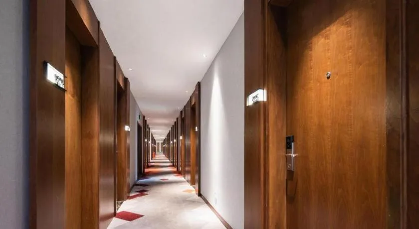 Borrman Hotel Qianjiang High-speed Railway Station Lobster City