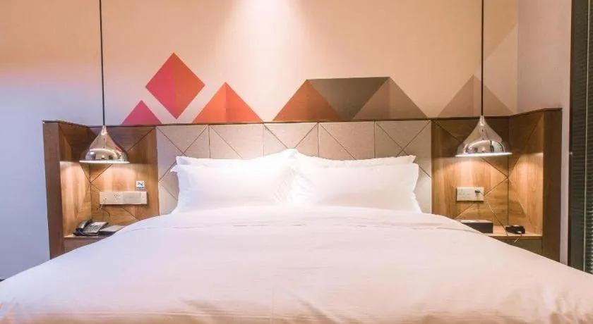 Bed in Borrman Hotel Qianjiang High-speed Railway Station Lobster City