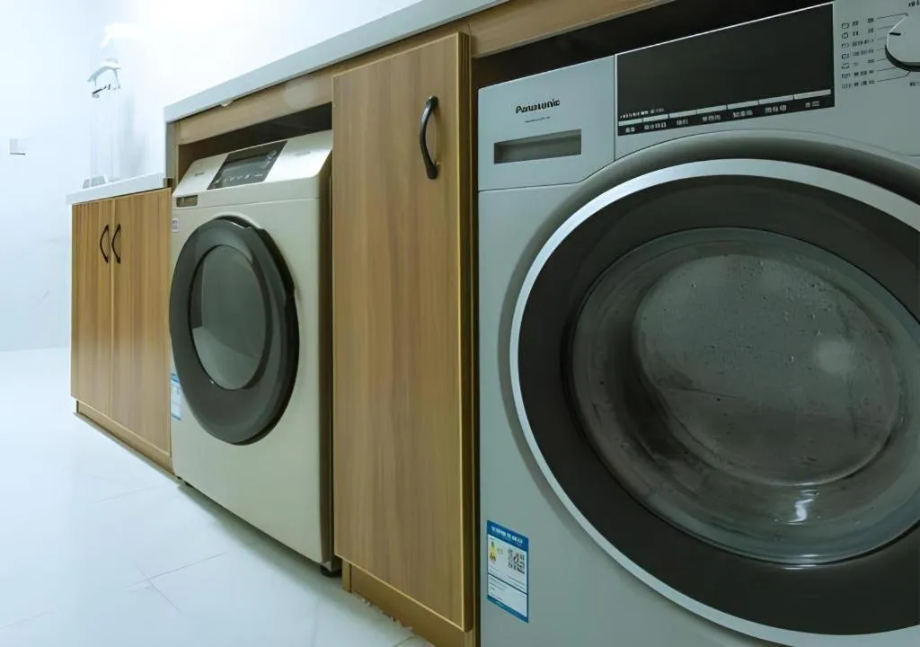 Borrman Hotel Qianjiang High-speed Railway Station Lobster City